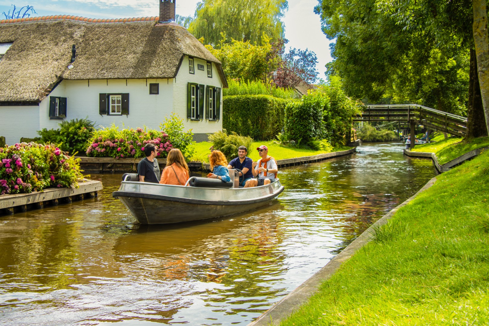 The Whispering Canals of the North: Discovering the Secrets of Giethoorn